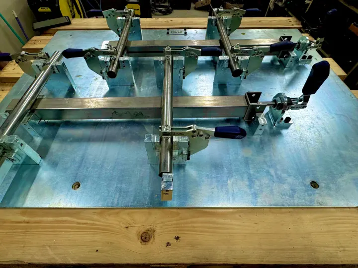 Gabarito de solda manual com grampos de fixação