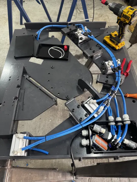 Detalhe da instalação pneumática de um gabarito de solda