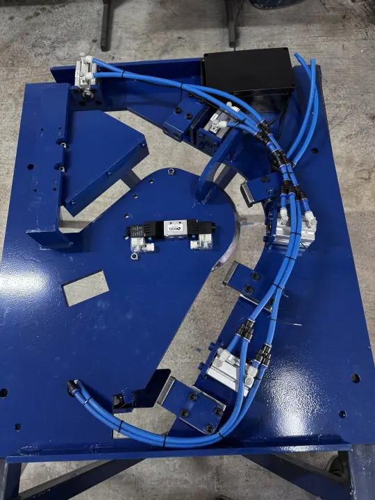 Detalhe da instalação pneumática de um gabarito de solda