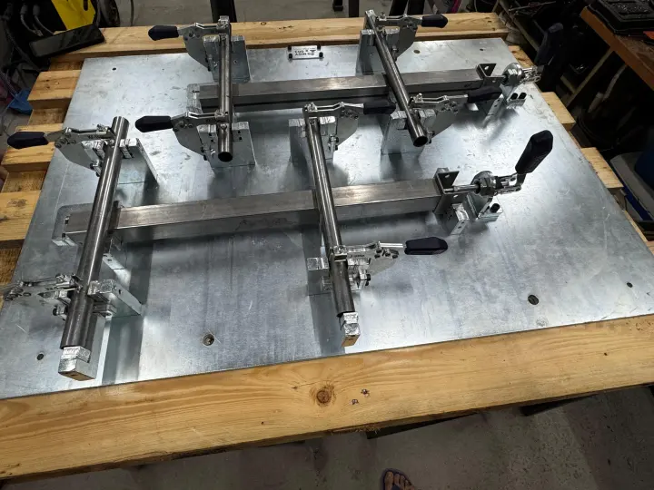 Gabarito de solda manual com grampos de fixação
