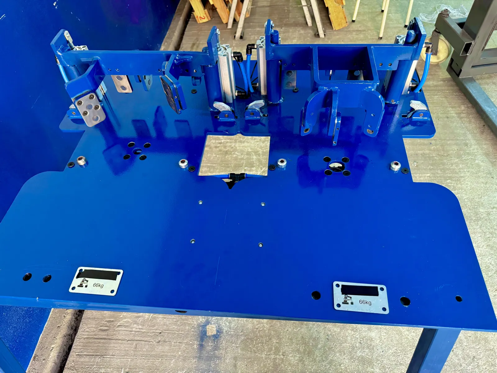 Gabarito de solda com base azul e grampos de fixação