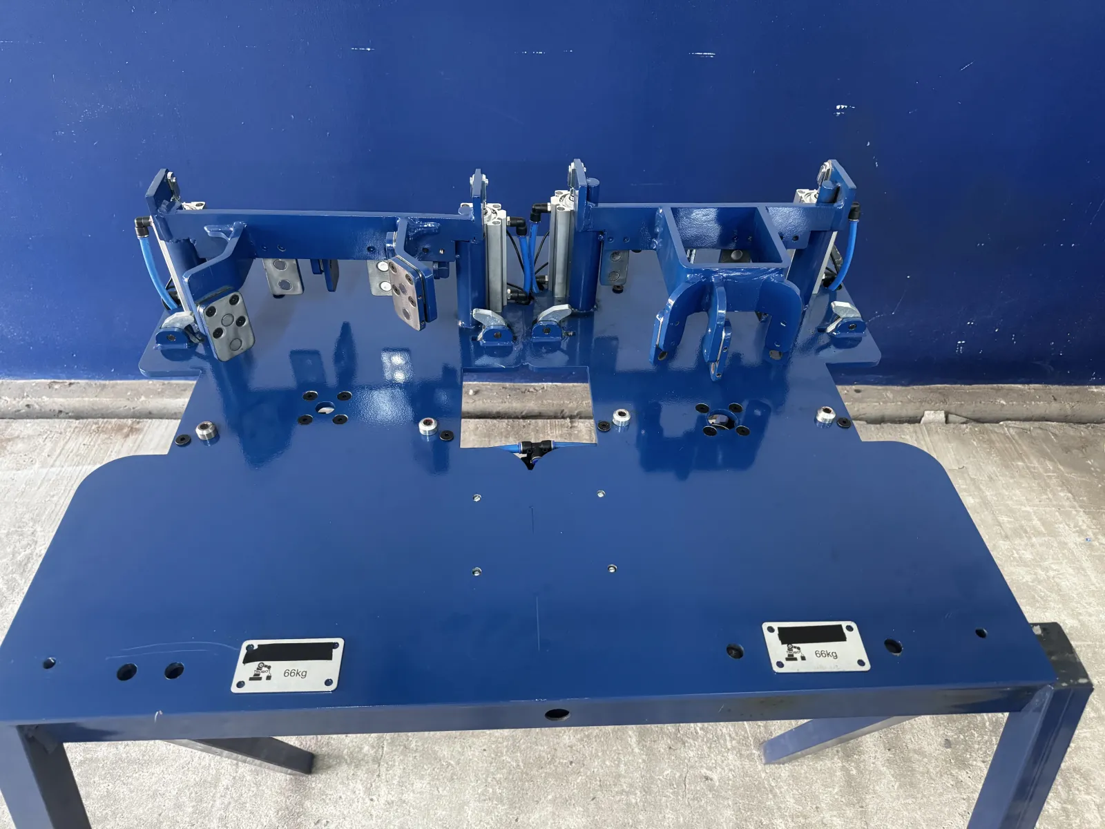 Gabarito de solda com base azul e grampos de fixação