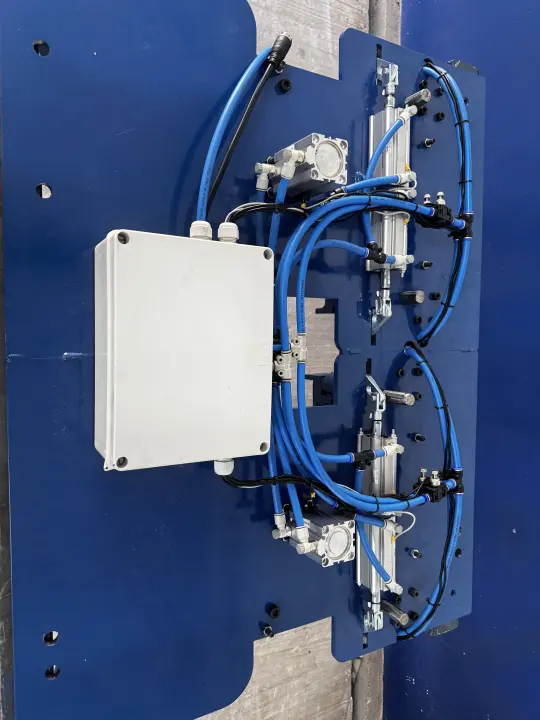 Detalhe da instalação pneumática de um gabarito de solda