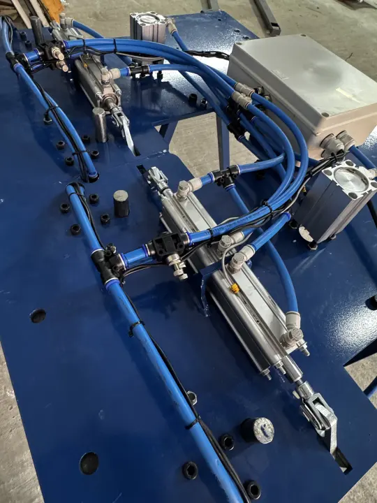 Detalhe da instalação pneumática de um gabarito de solda
