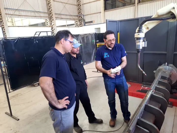 Treinamento prático em célula de soldagem robotizada